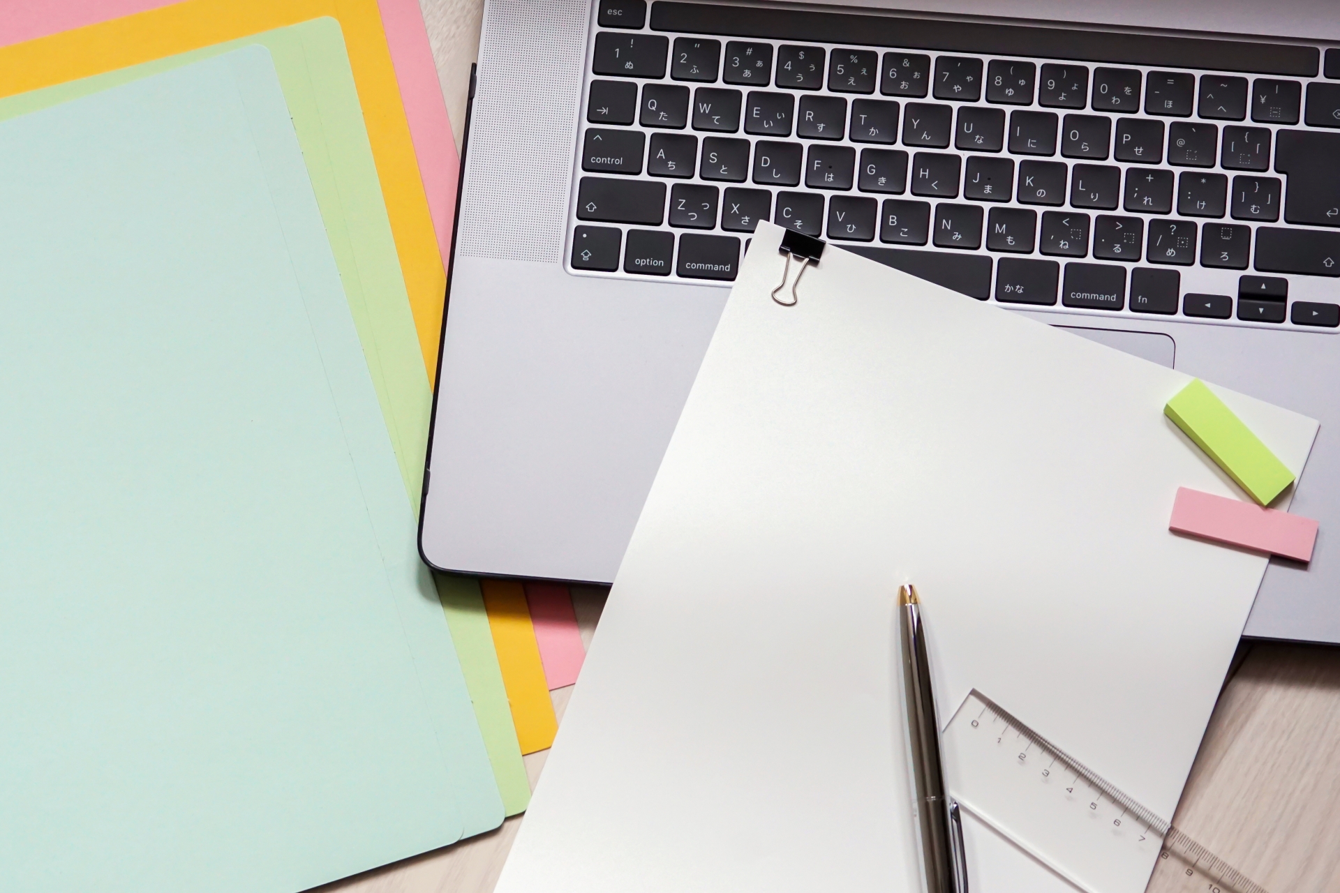 行政書士の使用している書類とパソコン